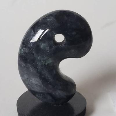 糸魚川黒翡翠勾玉