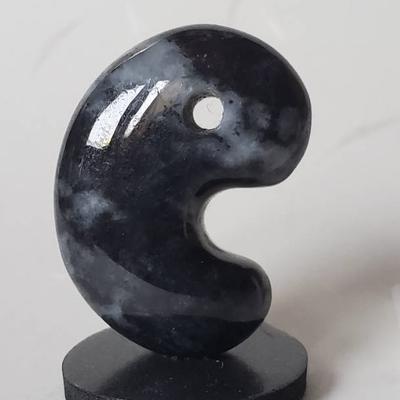 糸魚川黒翡翠勾玉