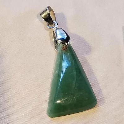 エメラルド翡翠勾玉